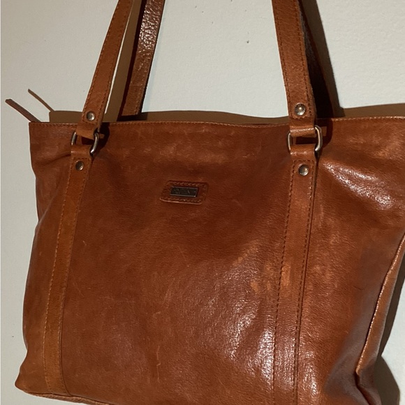 Spikes & Sparrow leather tote, zipper top,12”drop, slip in&zipper inside pockets - Picture 14 of 16